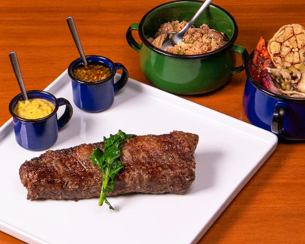 Bife de tira grelhado e servido no ¡Vení! Parrilla