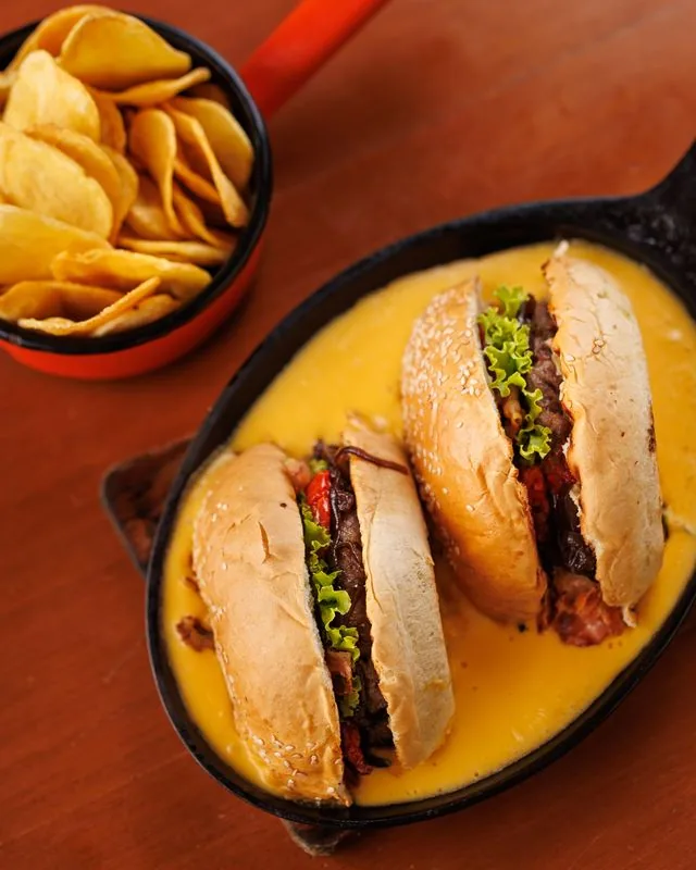 Blend Burguer servido na frigideira no ¡Vení! Parrilla