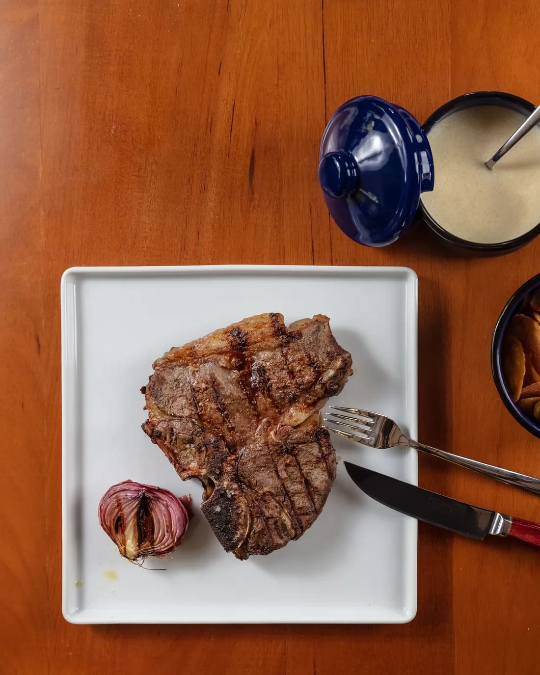 Tibone Steak Angus grelhado e servido no ¡Vení! Parrilla