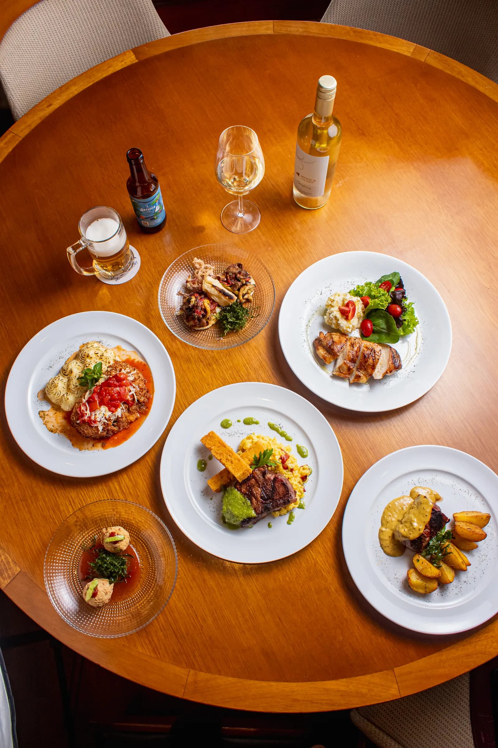 Mesa do Vení com opções do menu executivo, entre carnes, peixe, massa e saladas